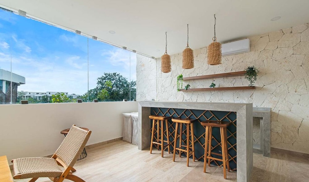 1 Br. LX Amenities Prime Location