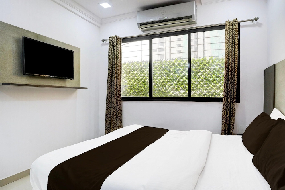 Cozy Deluxe Room Near Juhu Beach Mumbai