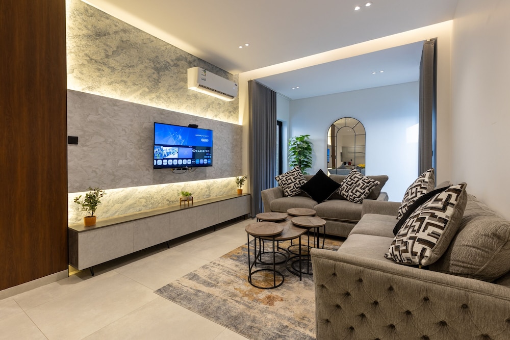 Spacious Designer Three Bedroom Home in Almadinah