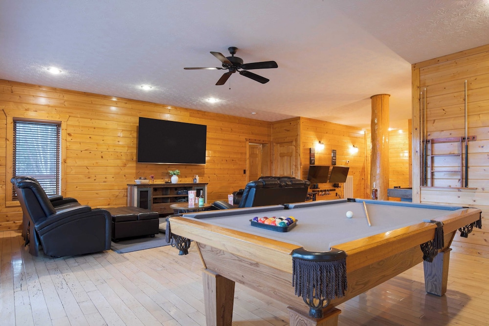 Pinnacle Chalet by Avantstay Luxury Cabin w/ Panoramic Views, Fireplace & Game Room