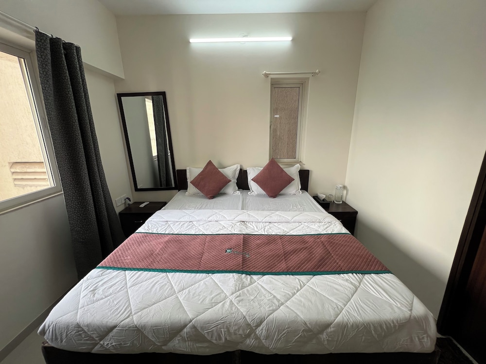 Pinaki Comfort Stay Malad - Near Nesco & Oberoi Mall