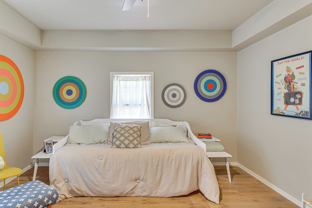3 Mi to Dtwn Okc: Pet-friendly Paseo Gem!