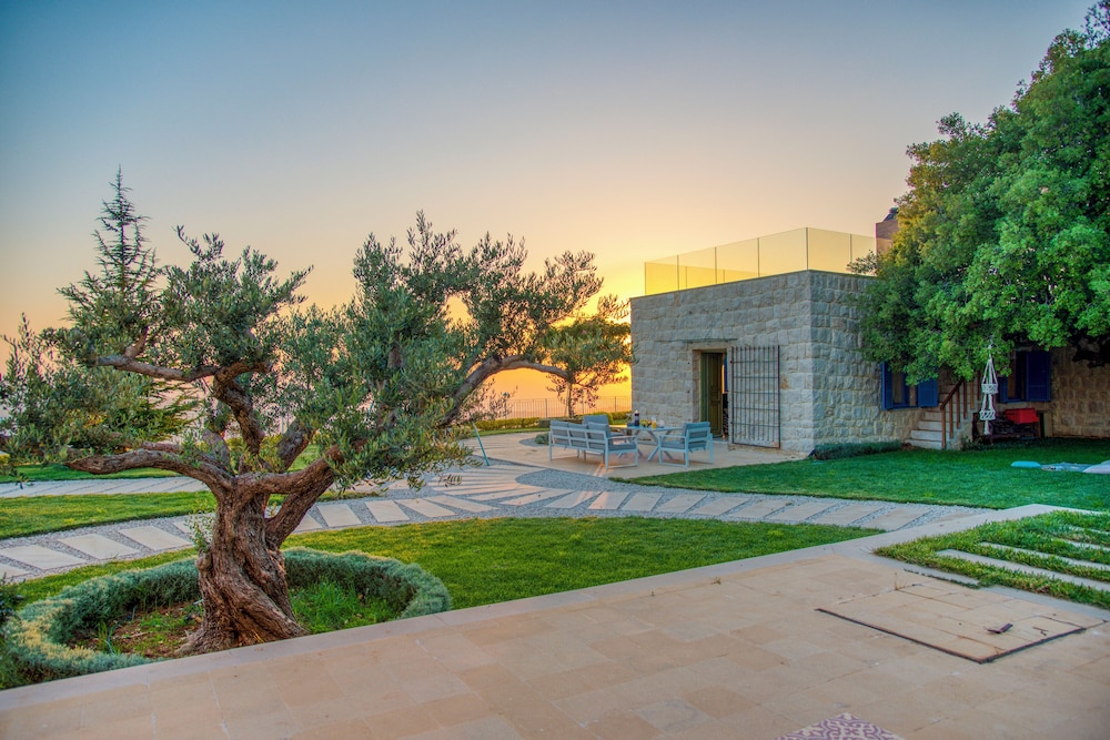 Red Oak House With Garden & Terrace in Assia, Batroun