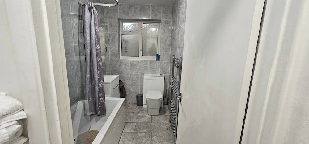 Spacious & Modern 2-bed House in Dagenham