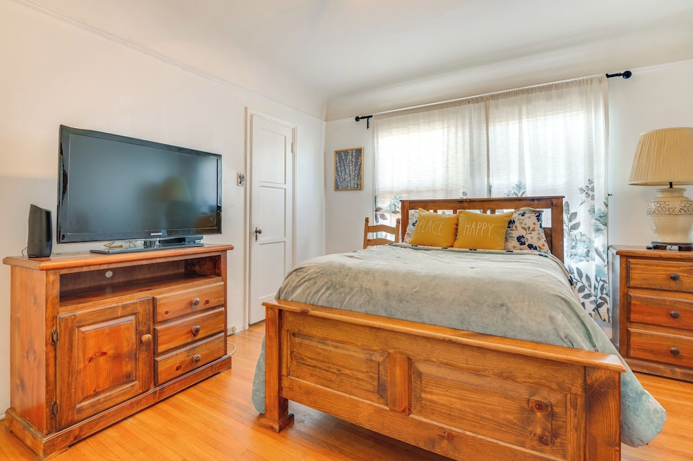 5 Mi to Sofi Stadium: Charming Family Home!