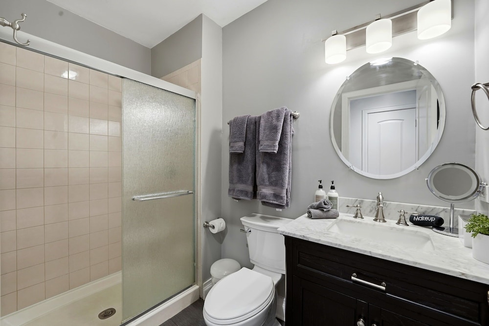 River West Modern 4-bd Home With Patio Balcony