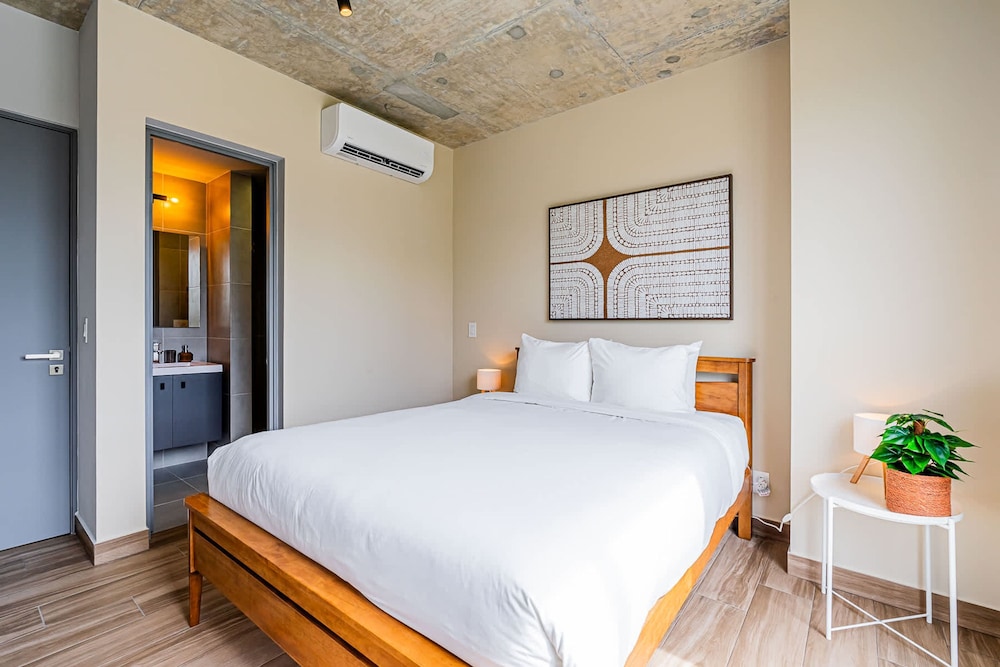 w Modern 2BR w Great Deco in Centriqo