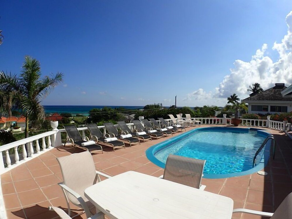 Tumac Villa, 4BR by Jamaican Treasures