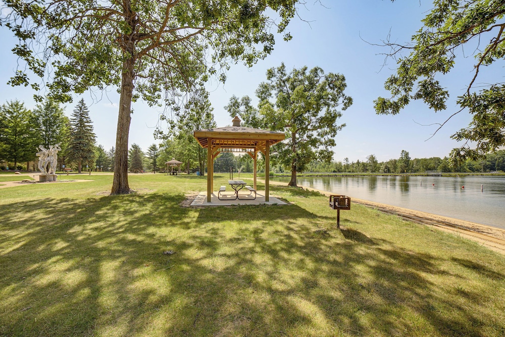 Lake Access, Pools & More: Family Home in Stanwood