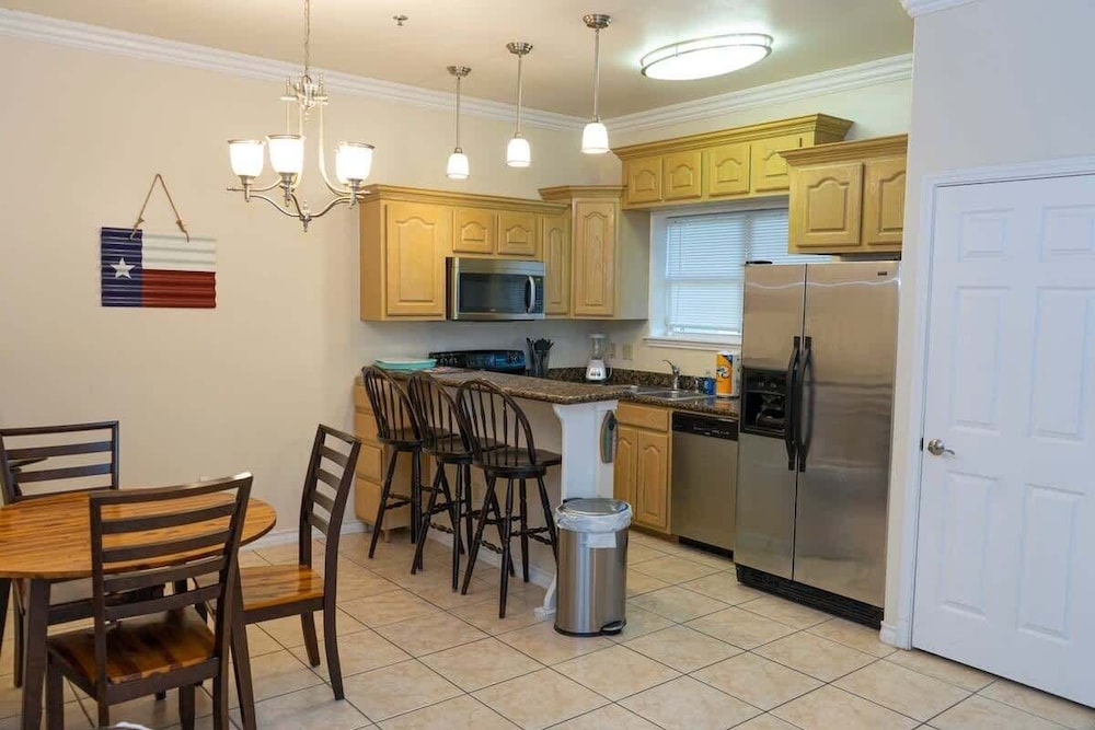 Open & Modern Pool #b Walk To Beach 2 Bedroom Condo