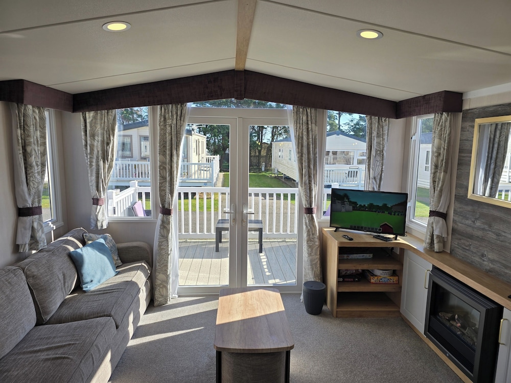 3 Bed-sleeps 8-free Parking-5 Min to Beach