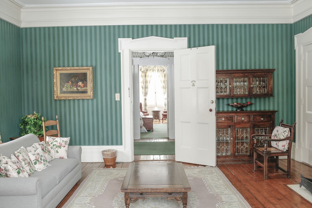 Delamater Inn