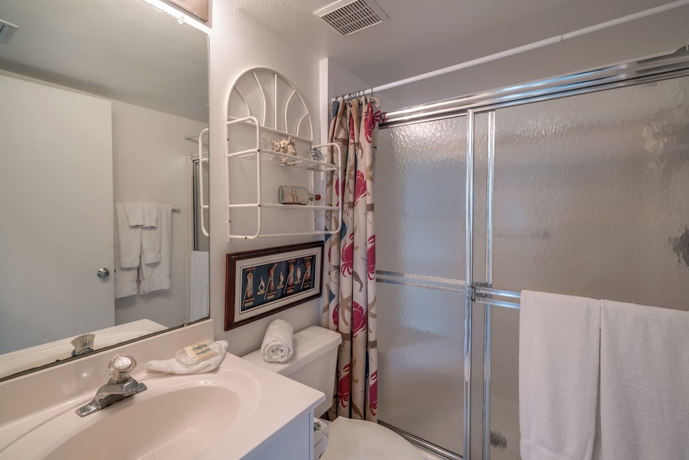 Bahia Vista 17-881 by Distinctive Beach Rentals