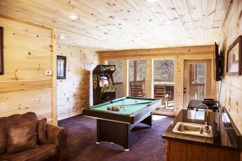 The Mallard - 3 Bedrooms, 3 Baths, Sleeps 8 Home by RedAwning
