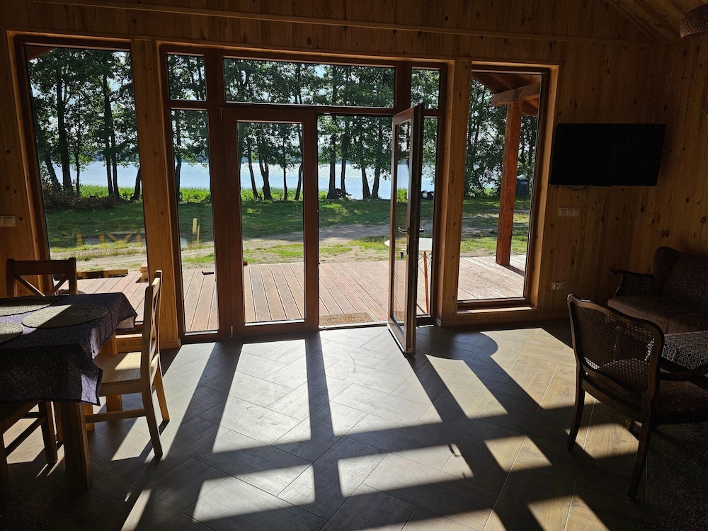 Single-story Holiday Home by the Lake