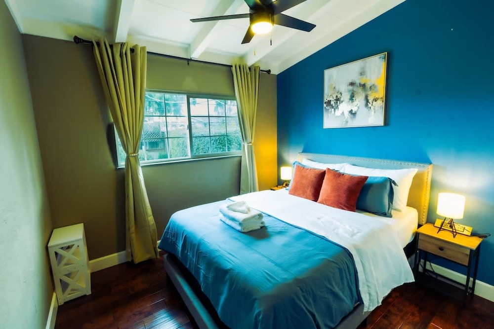 3B Achome Parking Wifi Fully Fenced Yard Jacuzzi