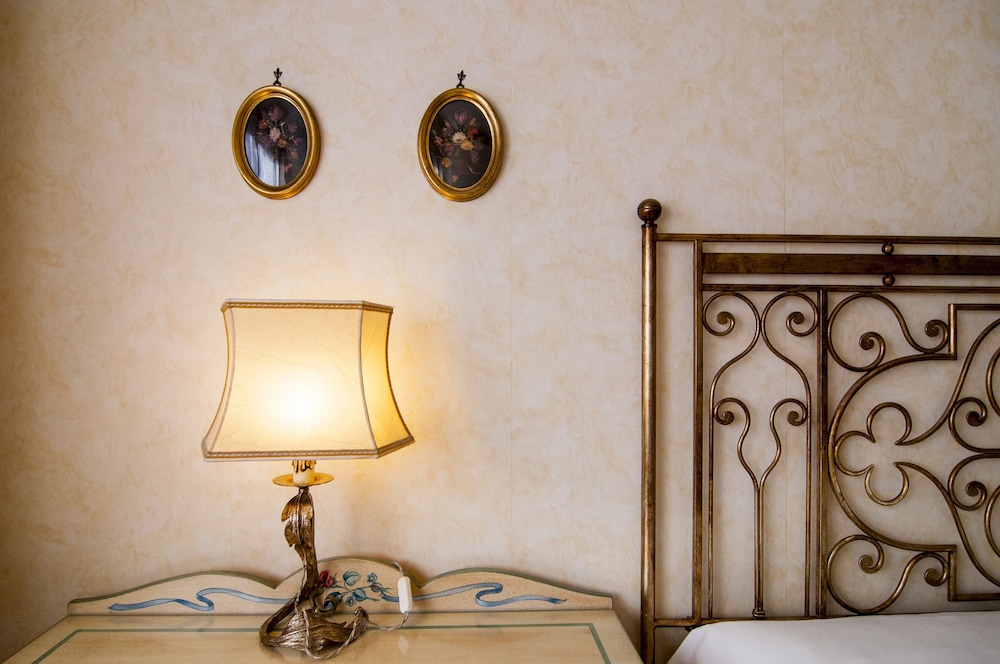 Aurelio & Vaticano Elegant Flat