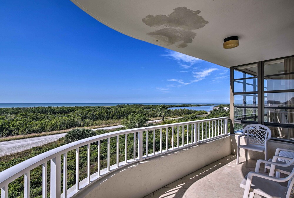 Sunny Getaway: Community Amenities, Walk to Beach! view 2