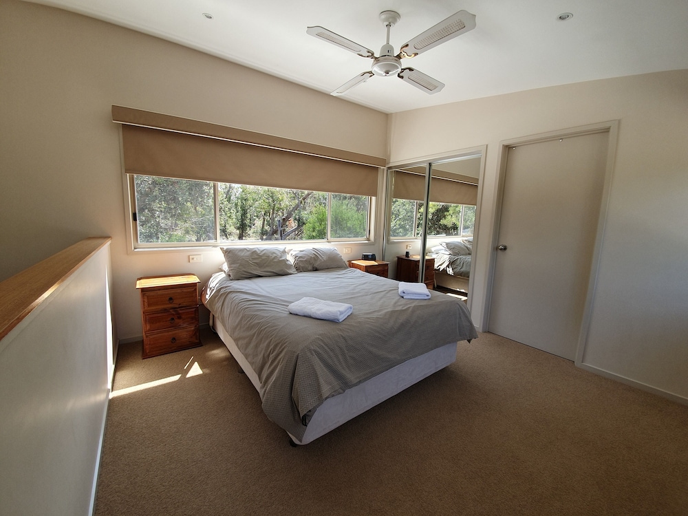 Waterfront Retreat At Wattle Point