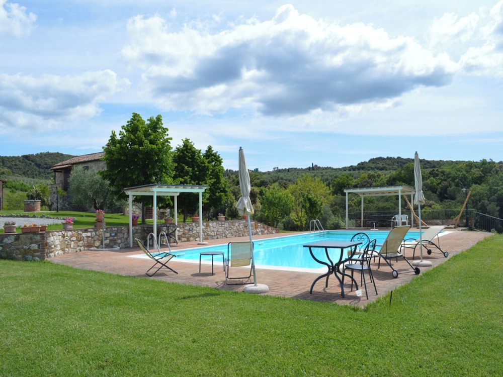 Charming Apartment With Pool and Countryside Views