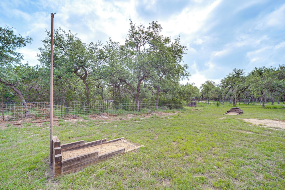8 Mi to Dtwn Wimberley: Cabin Retreat on 5 Acres!