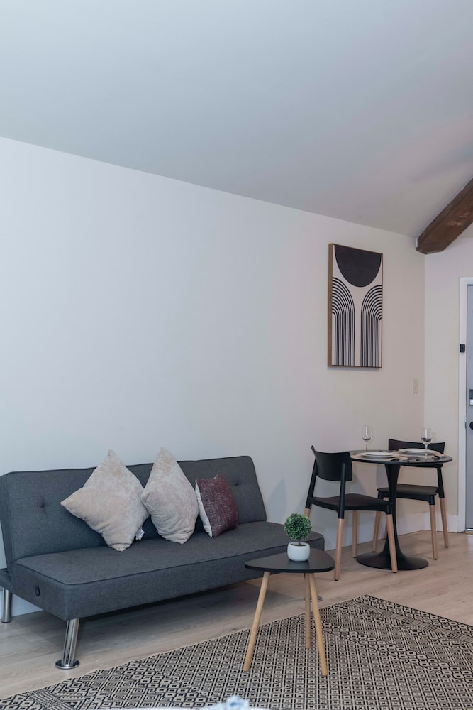 Cozy Studio Apt Close to the Gardens - King Bed
