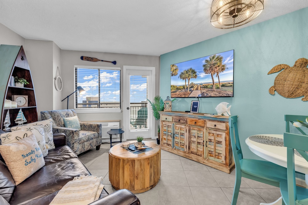 Oceanfront Resort, Great Views, King Bed, 7 Pools!