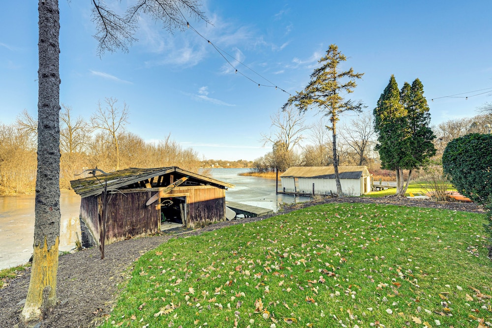 < 1 Mi to Boat Ramp: Lakefront East Troy Cottage