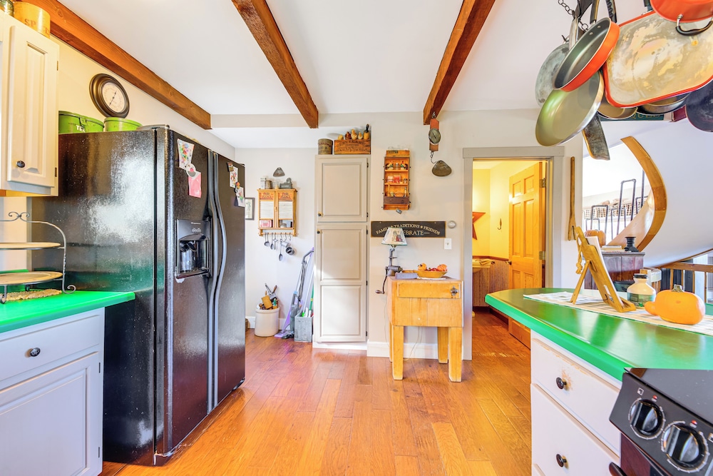 Hot Tub, Fire Pit & Grill: Remote Springfield Home