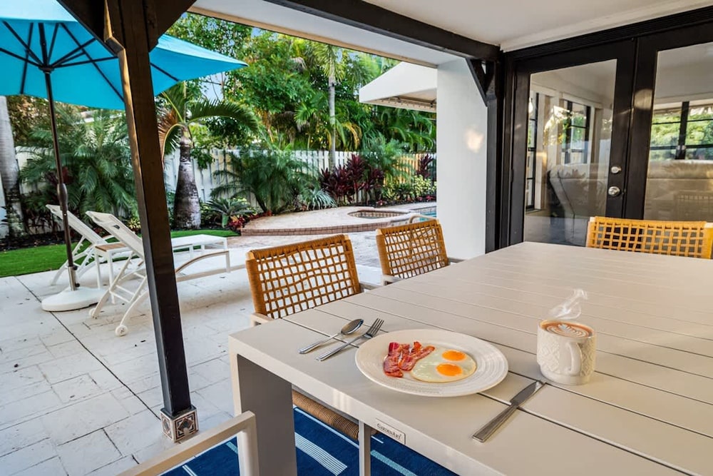 Tropical Getaway Heated Pool Patio Retreat