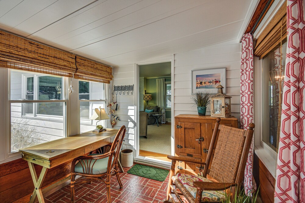 Dine Al Fresco: Reedville Home w/ Dock