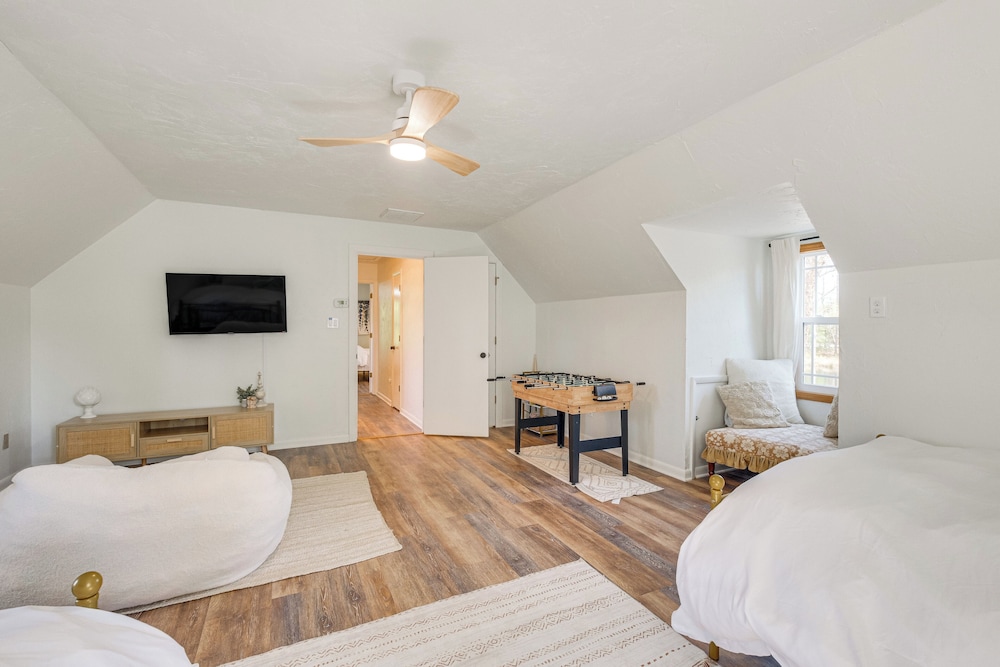 Dock, Sunrooms & Fire Pits: Deltaville Home!