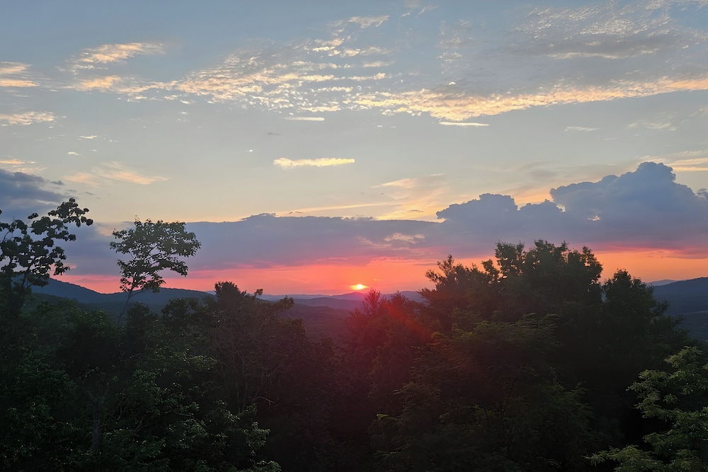 Mtn-view Decks & Fire Pit: Quiet Brasstown Escape