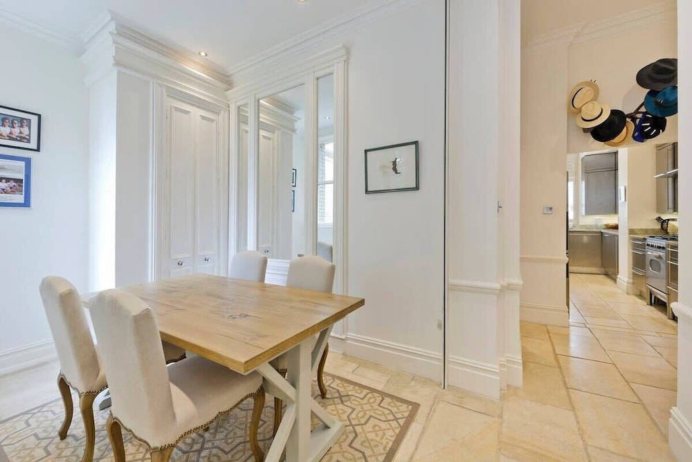 Cute 2-bed Chelsea Apartment