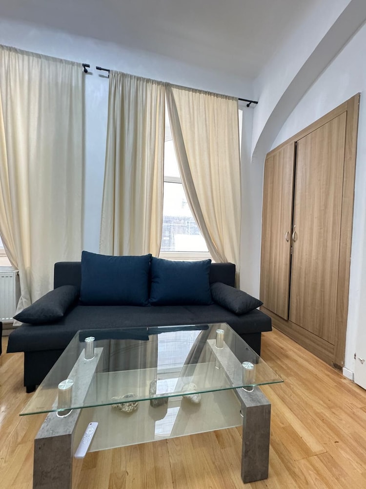 10BR Apt for Groups 8Min to Rathausplatz