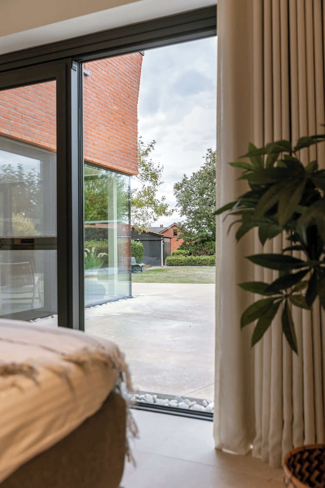 Charming Chic Stay With Garden Views Parking