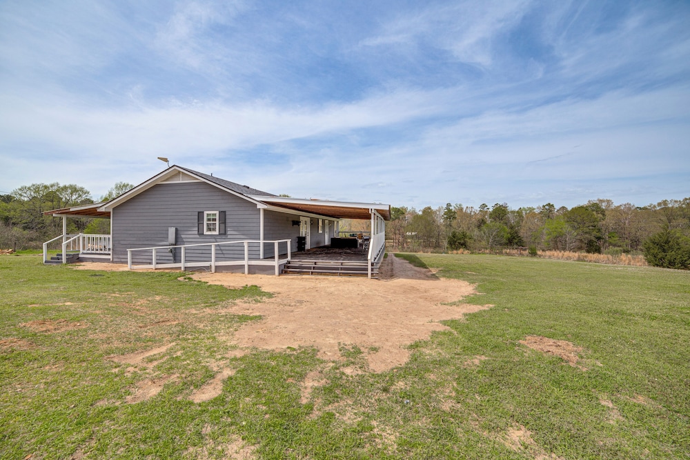 2 Mi to Lake Monticello: Home w/ Large Decks!