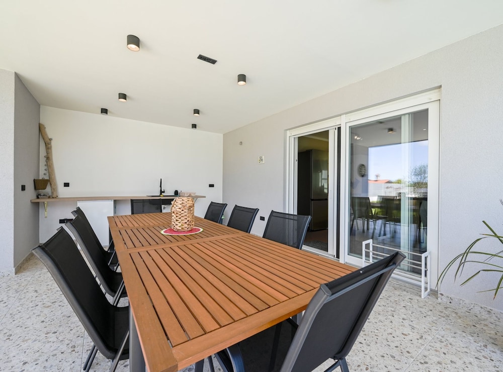 Matohanci Dazzling Villa With Pool