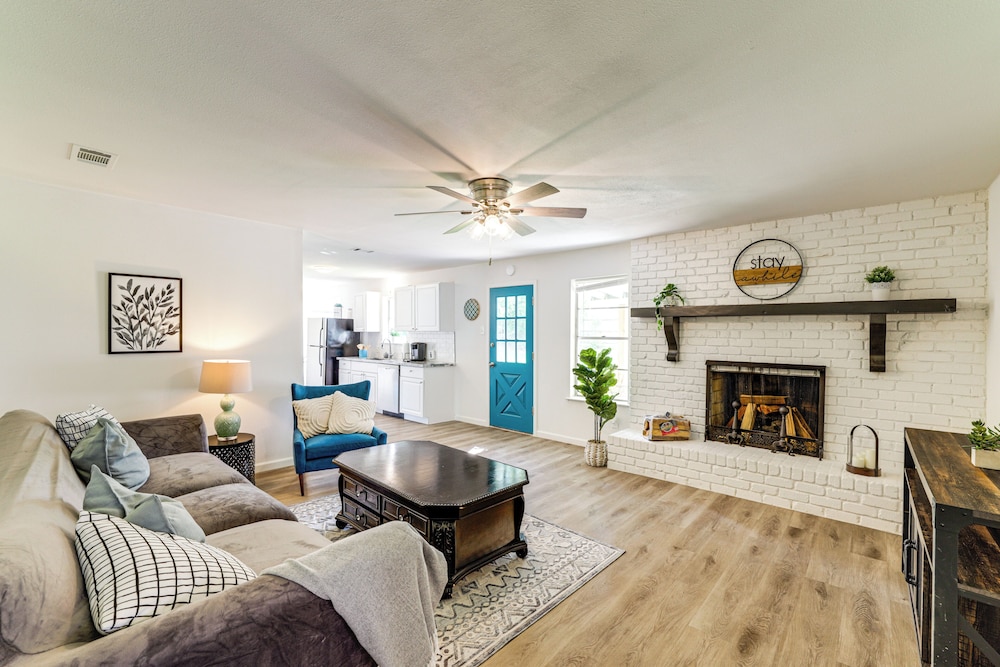 Near Shops & Eats: Commuter-friendly Fwtx Home