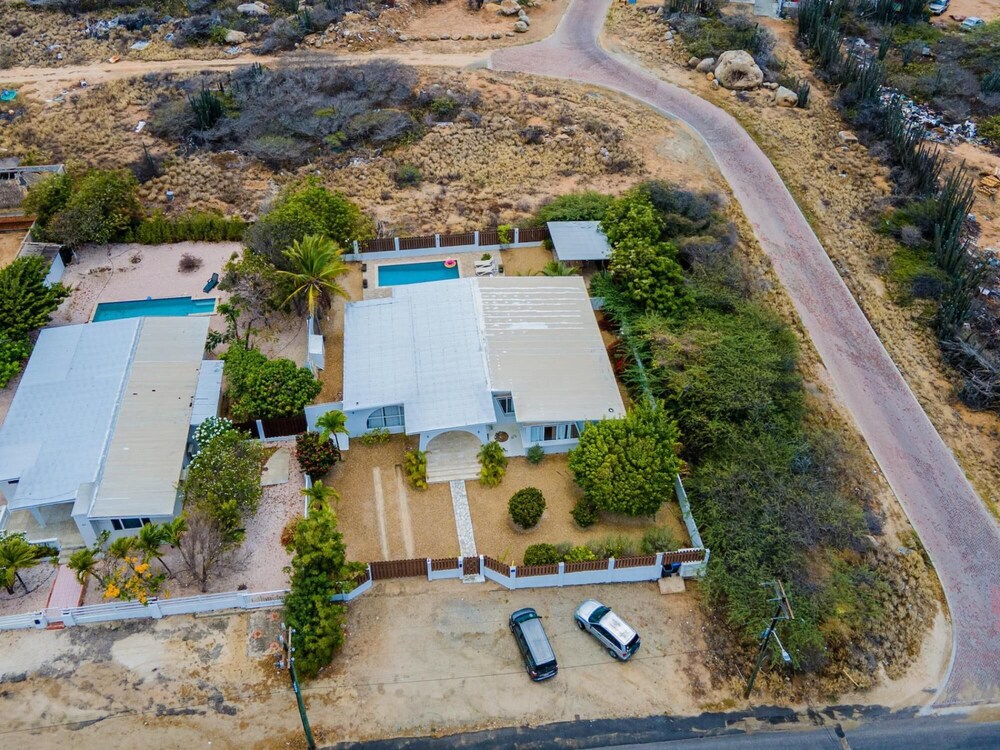 - Large Private Pool With Outdoor Dining - Centrally Located in the Island - Poo