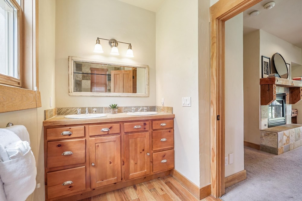 Little Bear Lodge 4 Bedroom Home