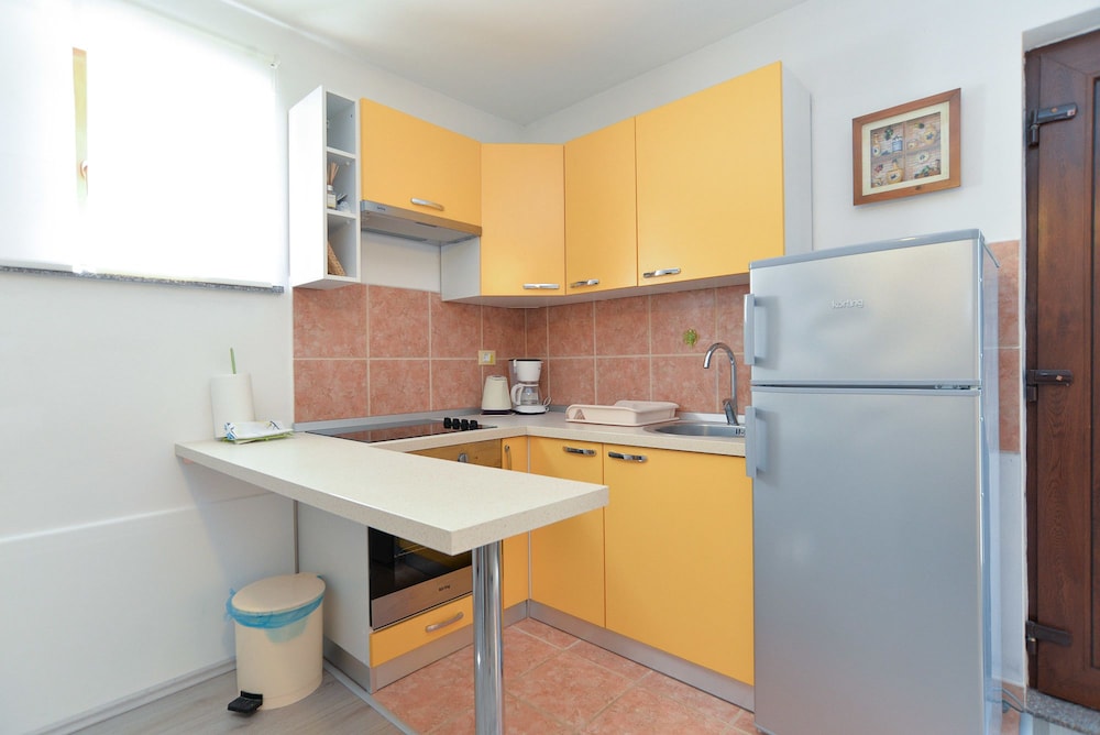 Apartment 877