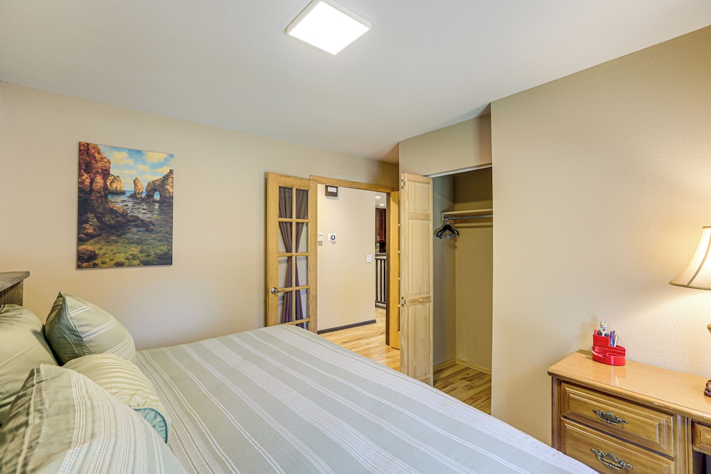 Pet-friendly Retreat w/ Fenced Yard in Aurora