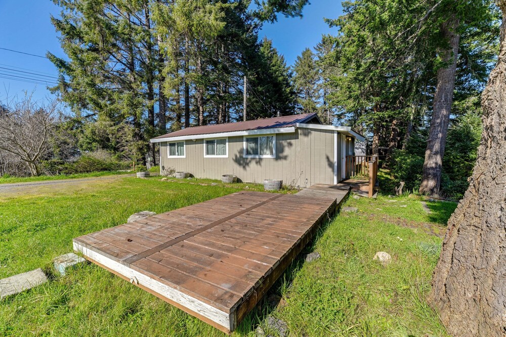 On-site Creek & Fishing: Cozy Coos Bay Retreat! view 4