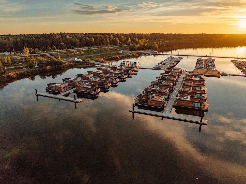 Hausboot am See