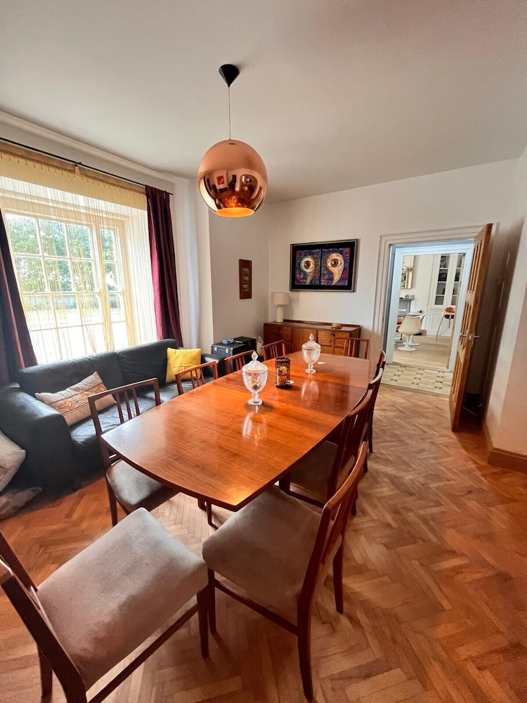 Spacious 6 Bedroom Retreat in Milford Haven