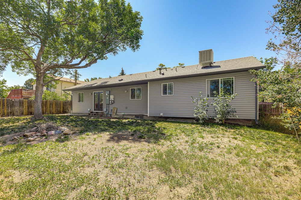 Pet-friendly Retreat w/ Fenced Yard in Aurora