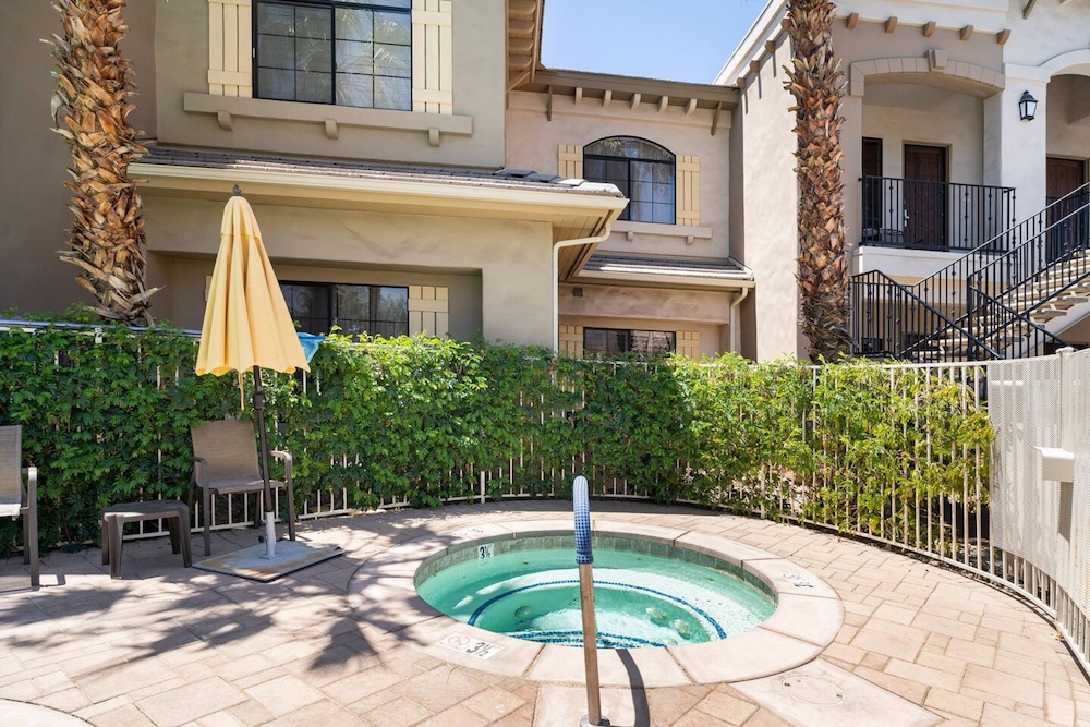 Designer Desert Condo Pool Hot Tub Dogs Welcome