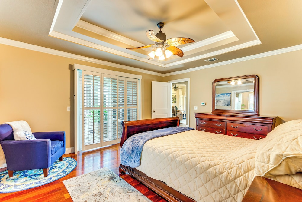 Steps to Bay: Tranquil Navarre Retreat w/ Balcony