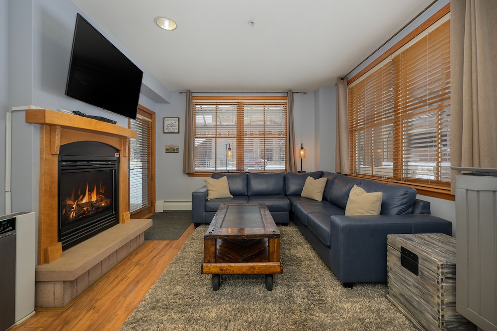 Premium Unit 1100 - One Bedroom - Zephyr Mountain Lodge 1 Condo